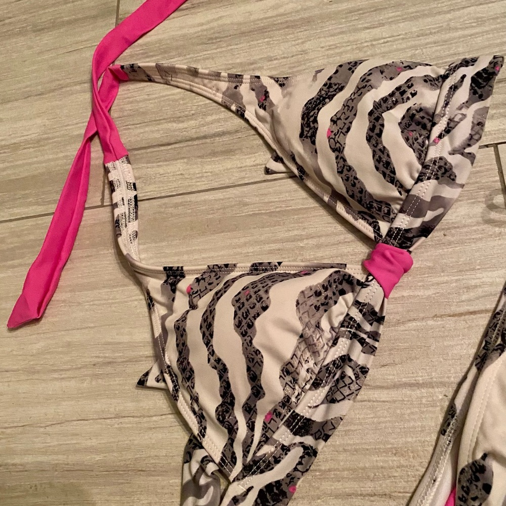 Bikini - Picture 2 of 5